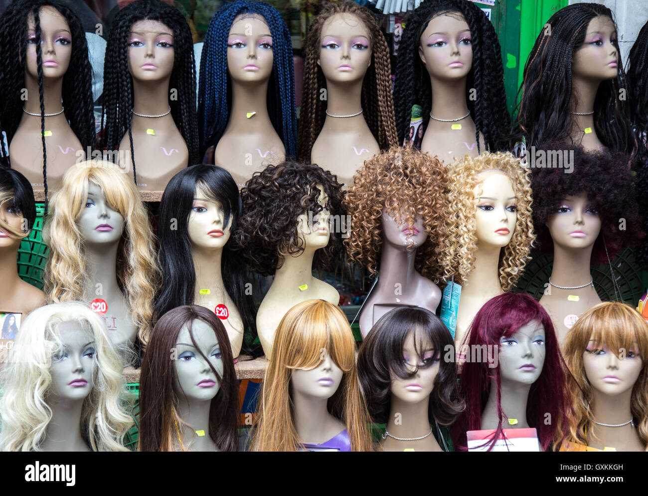 Un set di parrucche spesso visto sul London street mercati. Foto Stock