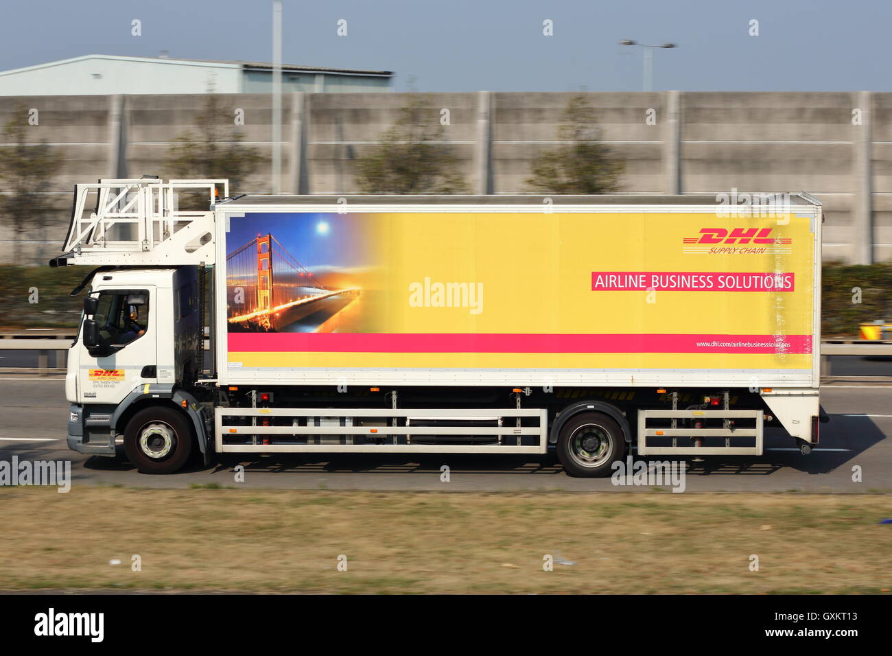 Giallo DHL camion vicino al London Heathrow Airport Foto Stock