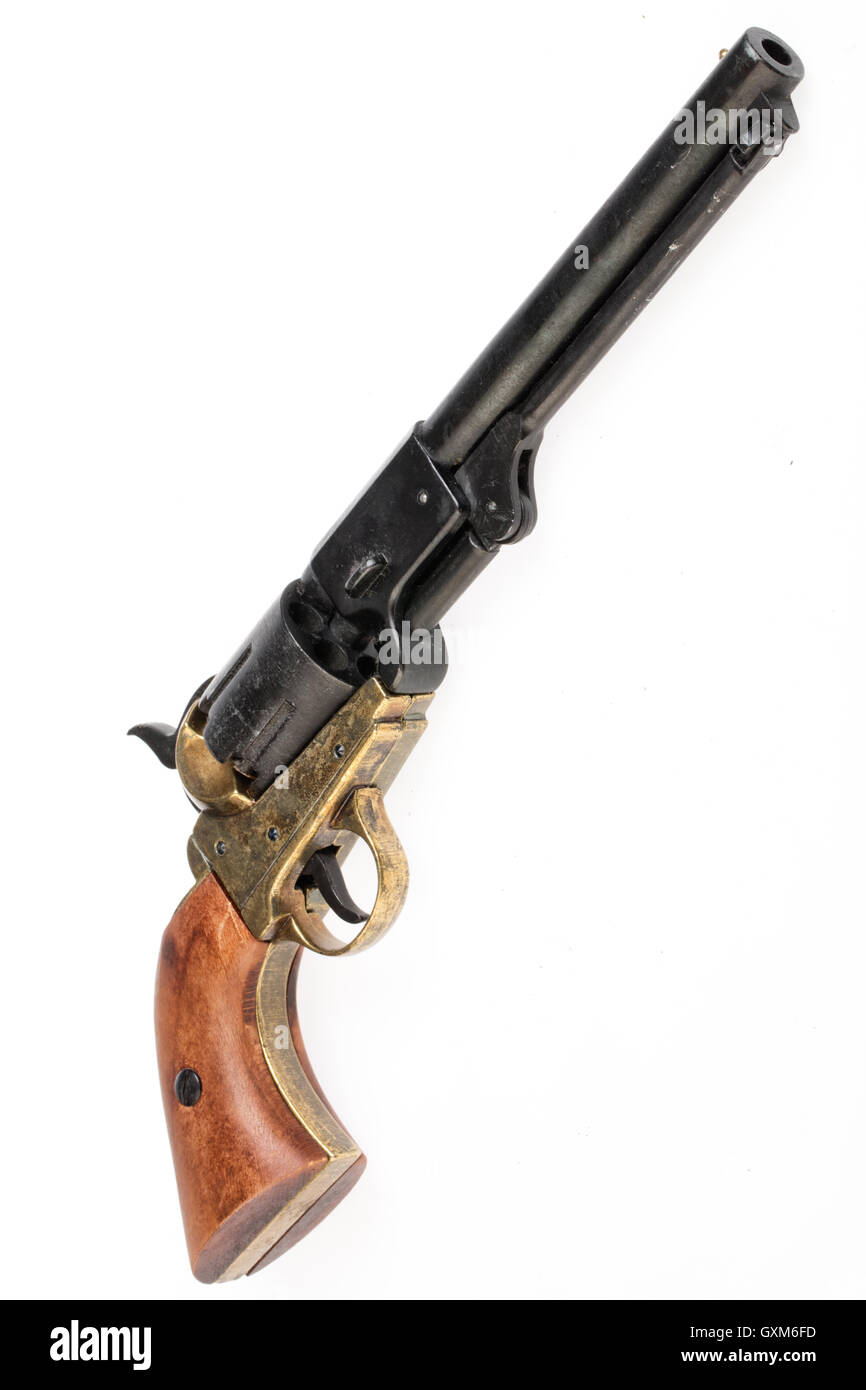 Revolver pistola vecchia cartuccia legno metallo isolato di sfondo per studio close up pericolo fire uno bianco marrone vintage aggressione armata Foto Stock