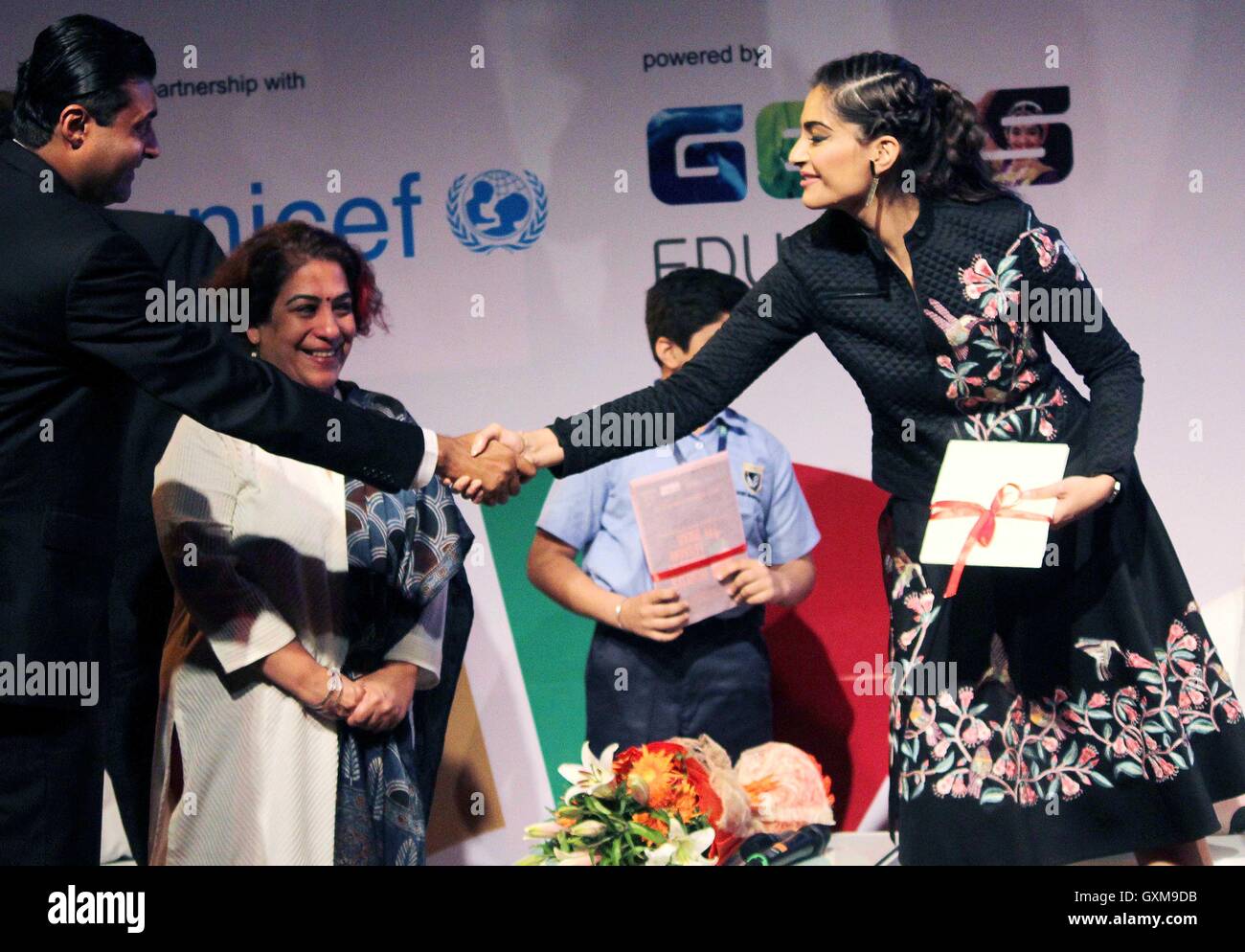 Attore di Bollywood Sonam Kapoor lancio del mondo la più grande lezione Programma India in occasione di insegnanti nazionali giorno Gurgaon Foto Stock