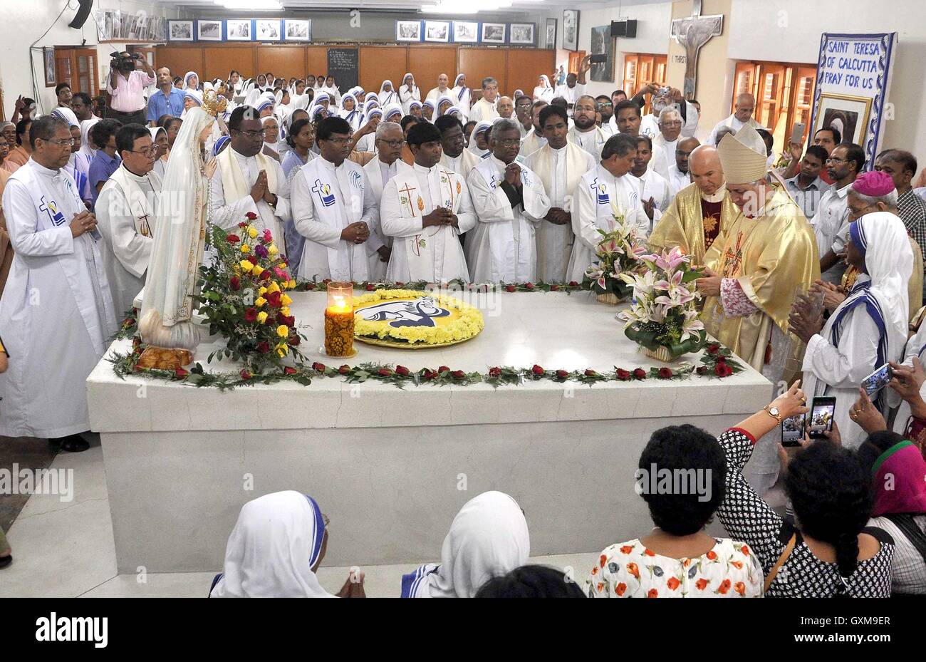 Sacerdoti Cattolici Romani le Suore Missionarie della Carità devoti di partecipare a commemorare il diciannovesimo anniversario della morte di Madre Teresa di Calcutta tomba Foto Stock