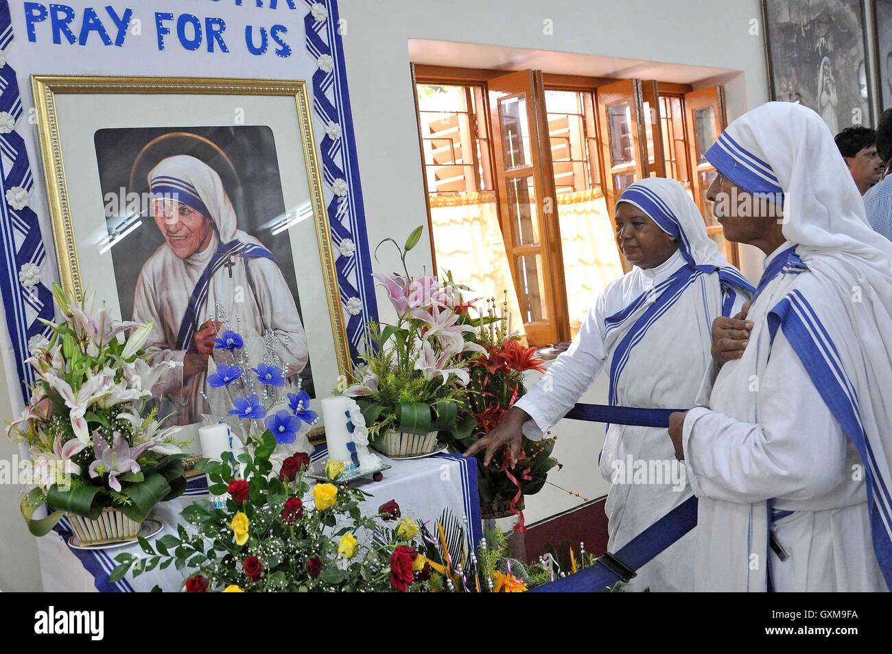 Cattolica Romana Sacerdoti Missionari della Carità devoti frequentare service commemorare il diciannovesimo anniversario della morte di Madre Teresa di Calcutta Foto Stock