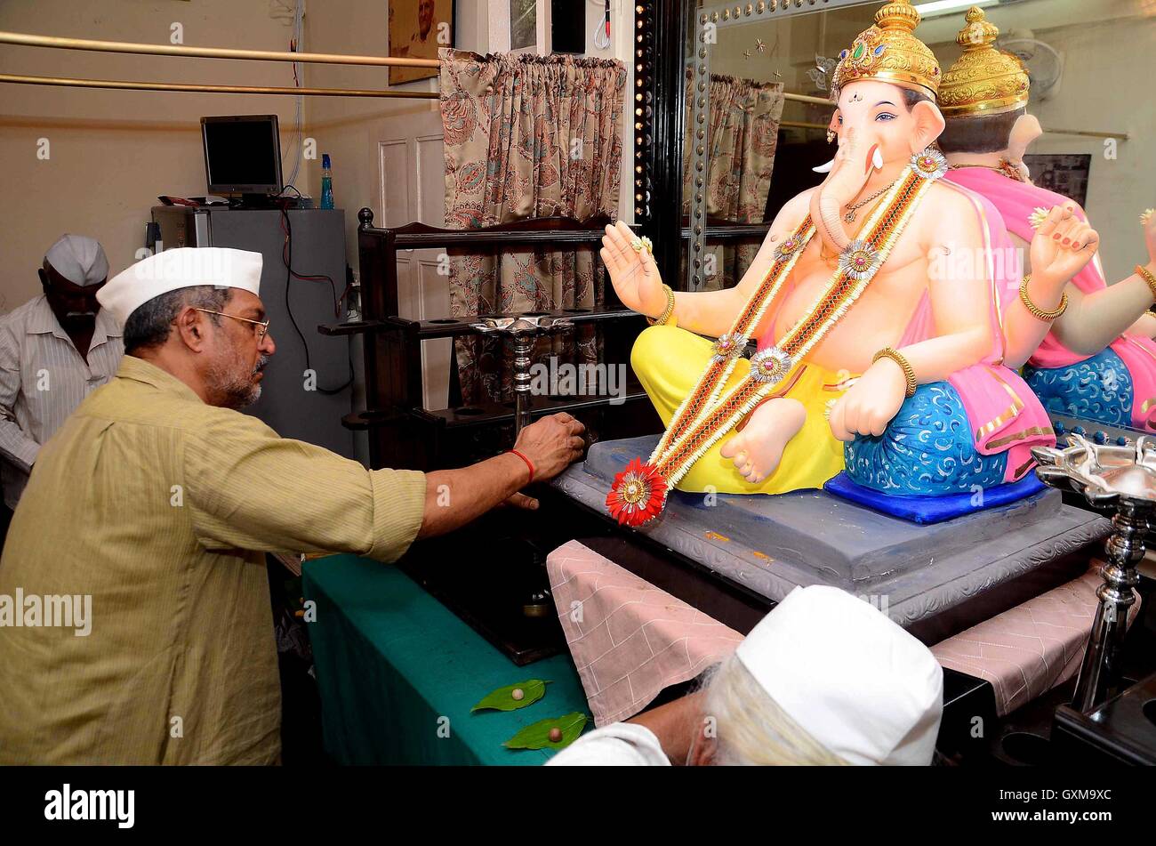 Attore di Bollywood Nana Patekar durante il Ganesh Chaturthi celebrazioni in Mumbai, India il 5 settembre 2016. Foto Stock