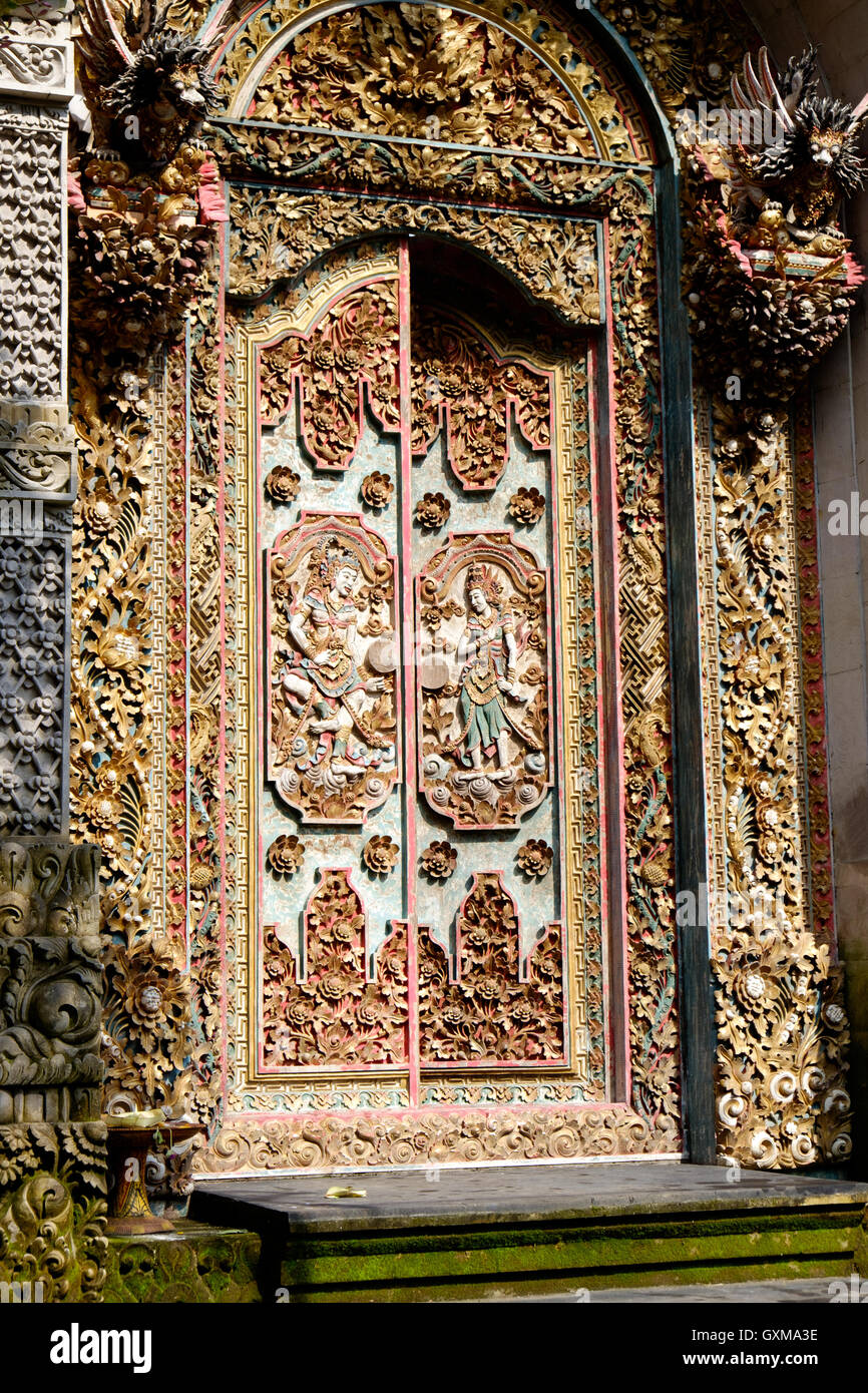 Le porte ornate del tempio balinese, scolpite con divinità e motivi floreali, mostrano il ricco patrimonio artistico dell'isola. Foto Stock