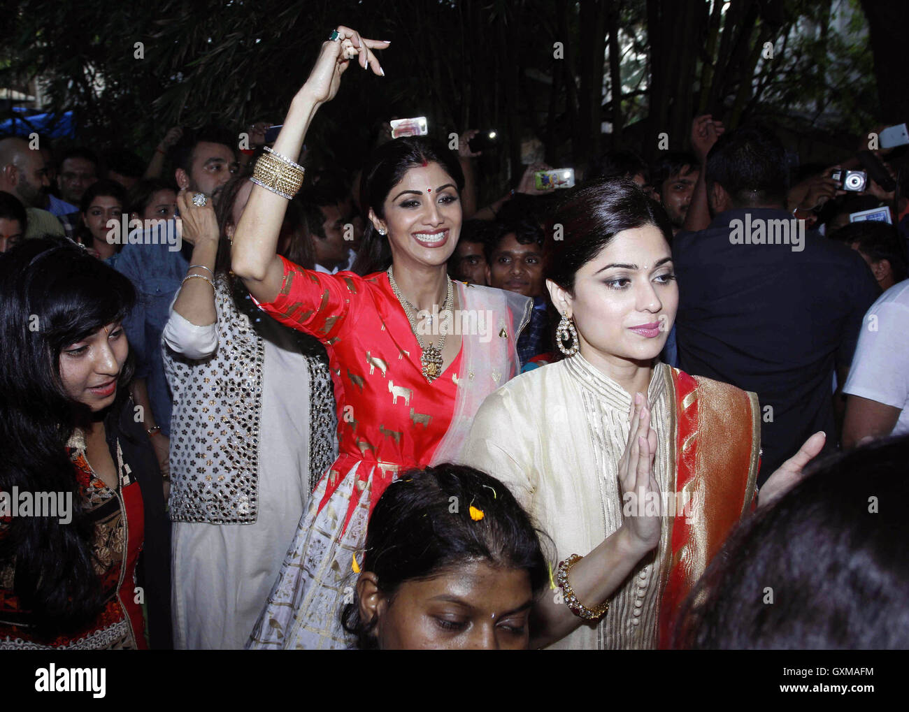 Gli attori di Bollywood Shilpa Shetty Shamita Shetty partecipa processione idolo di immersione Dio Signore Ganesh Mumbai Foto Stock