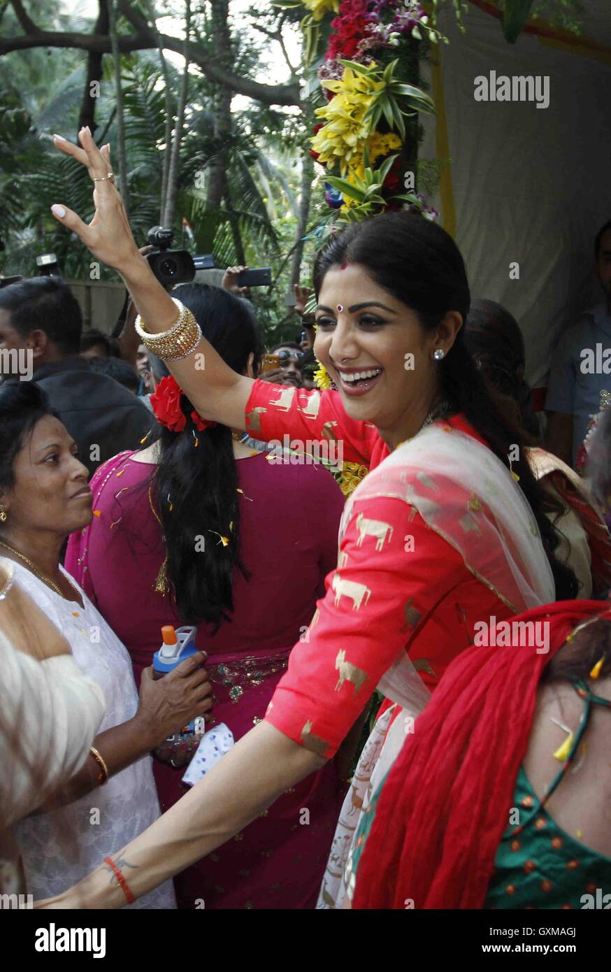 Attore di Bollywood Shilpa Shetty partecipa processione idolo di immersione elefante-intitolata dio indù Signore Ganes Mumbai Foto Stock