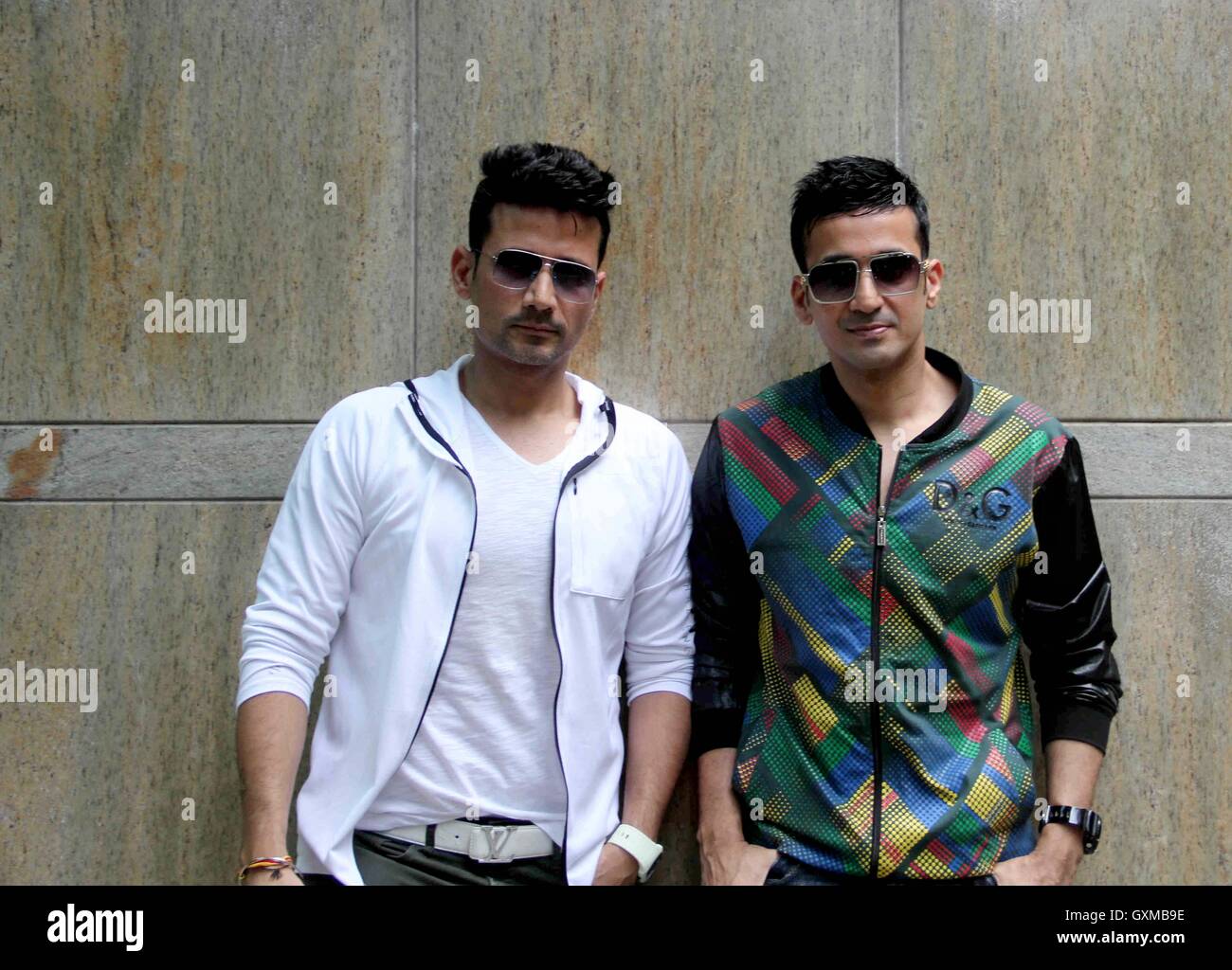 Bollywood cantanti Harmeet Singh (L) e Manmeet Singh durante il lancio della canzone Gal divieto Gayi, in Mumbai Foto Stock