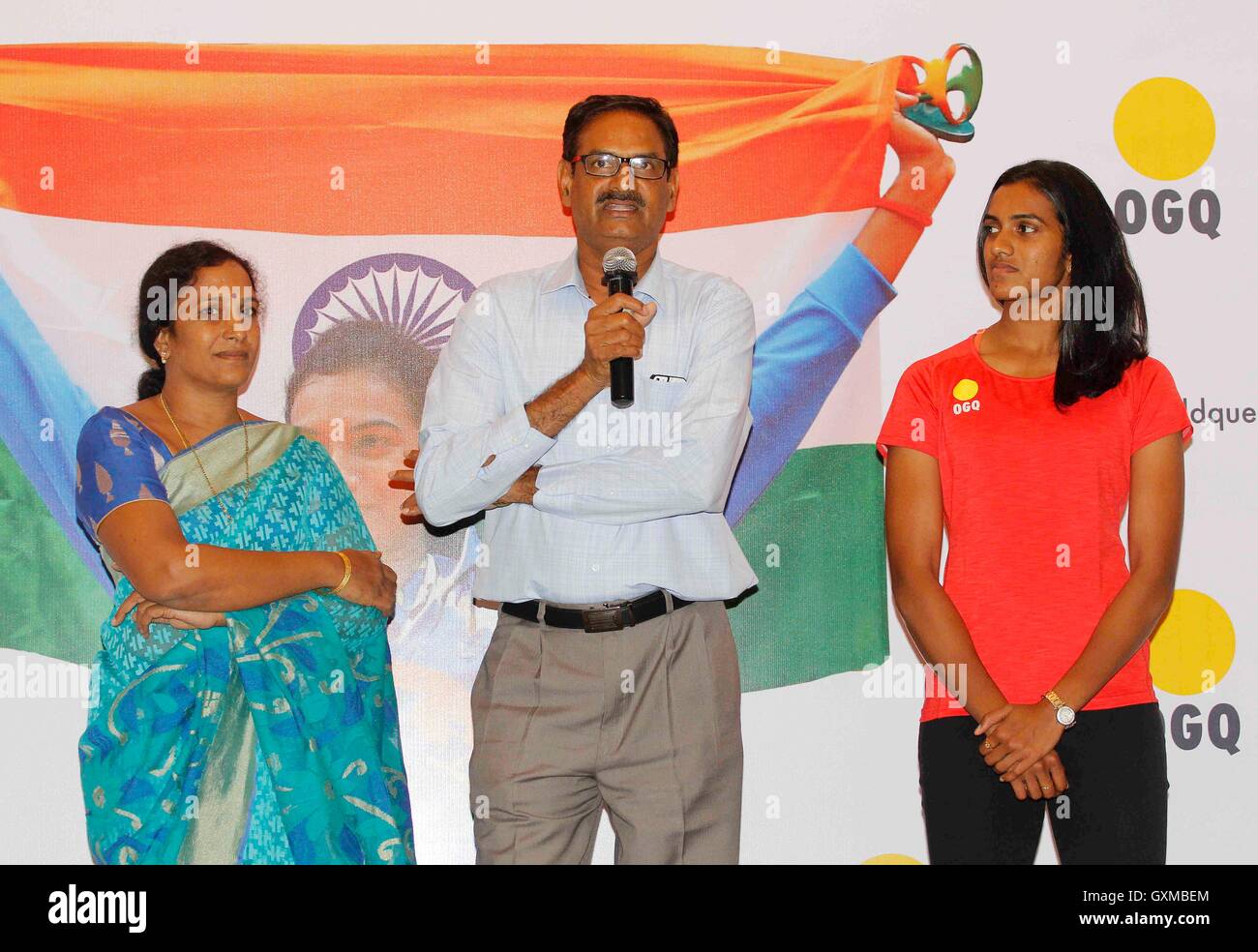 Indian badminton player silver medallist P V Sindhu genitori PV Ramana e P Vijaya funzione felicitation organizzato OGQ Mumbai Foto Stock