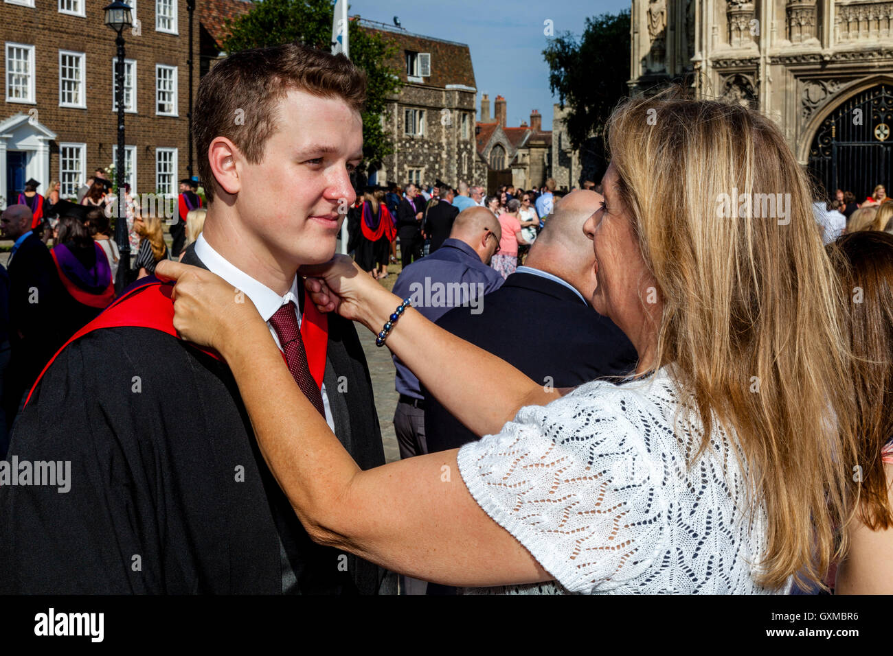 Una mamma orgogliosa con suo figlio laureato presso una università cerimonia di laurea, Cattedrale di Canterbury, Canterbury, Kent, Regno Unito Foto Stock