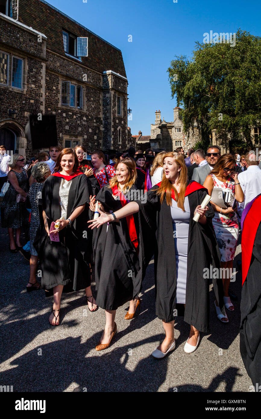 I laureati da Christ Church University Canterbury alla loro cerimonia di laurea, Cattedrale di Canterbury, Canterbury, Regno Unito Foto Stock