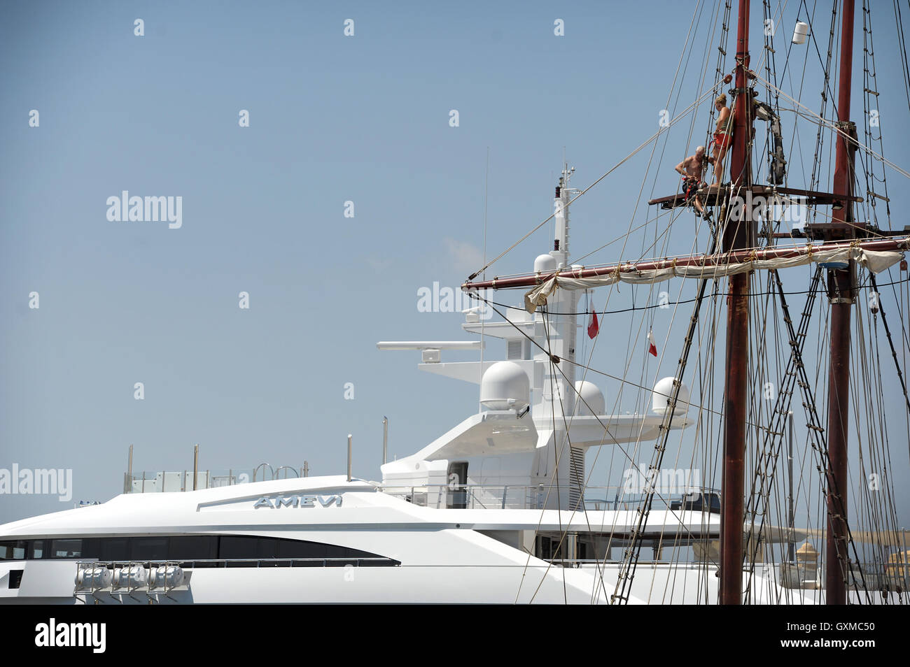 Persone salire l'armamento di una nave alti e lussuoso superyacht in Grand Harbour Marina, Vittoriosa, Valletta, Malta Foto Stock