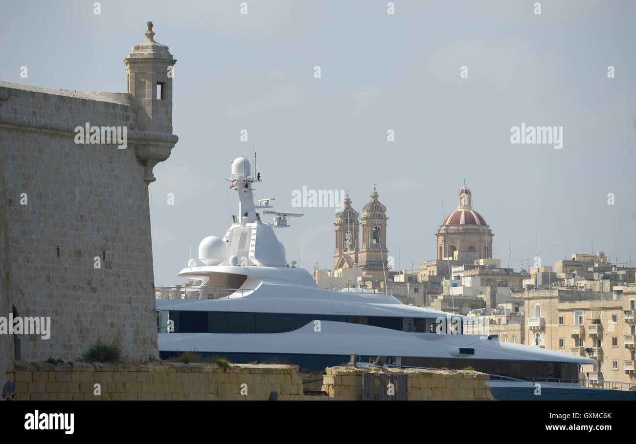 Un lussuoso superyacht giace sotto la Gardjola in Grand Harbour Marina, Senglea, Valletta, Malta Foto Stock