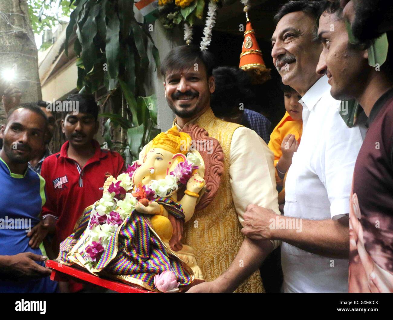 Attore di Bollywood Vivek Oberoi Suresh Oberoi partecipa processione idolo di immersione elefante-intitolata dio indù Signore Ganesh Mumbai Foto Stock