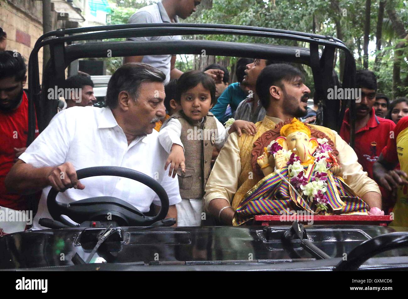 Attore di Bollywood Vivek Oberoi Suresh Oberoi figlio Vivaan vira Oberoi partecipa processione idolo di immersione Signore Ganesh Mumbai Foto Stock