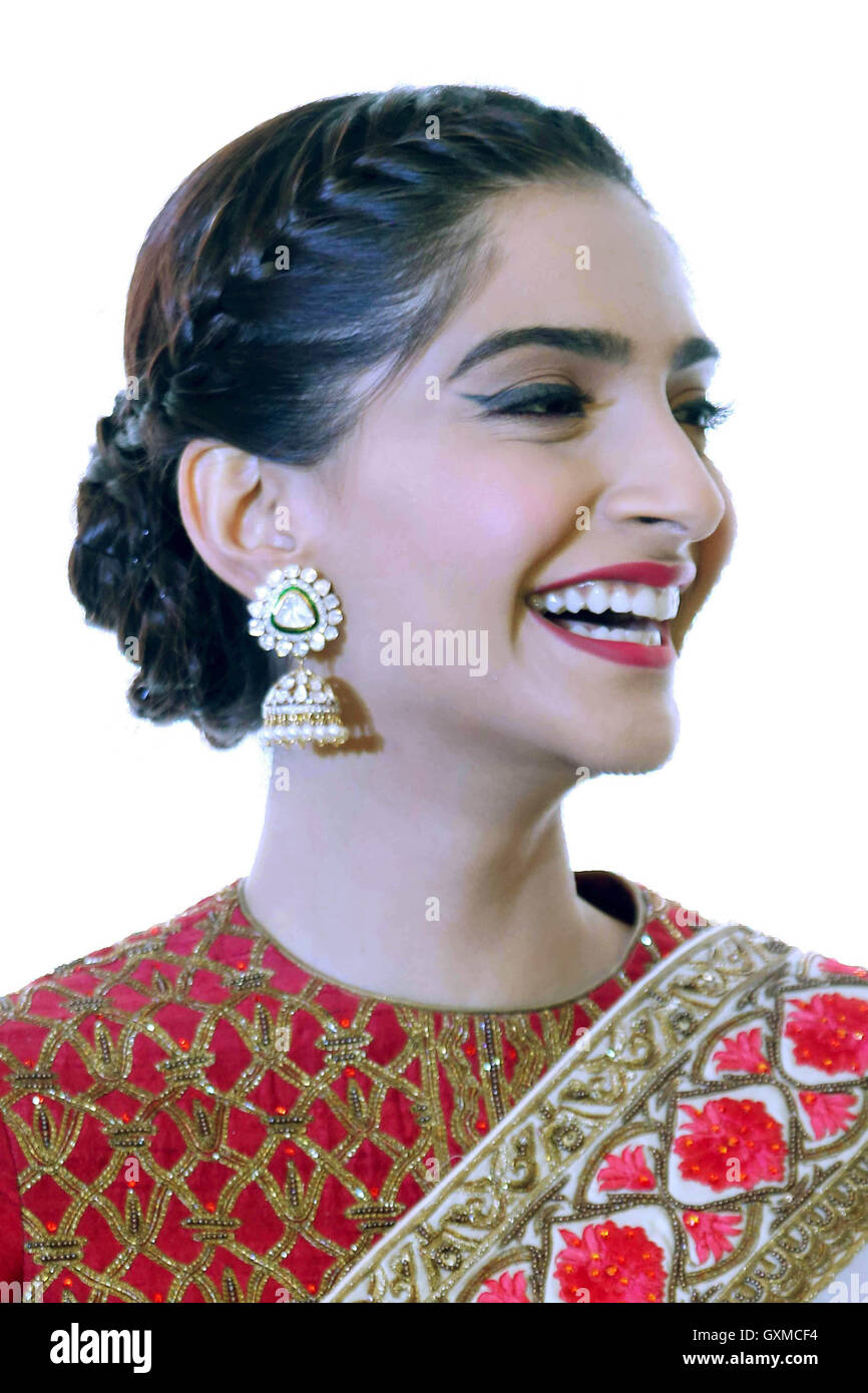 Attore di Bollywood Sonam Kapoor lancio del primo indiano di moda nuziale matrimonio settimana Store in New Delhi Foto Stock