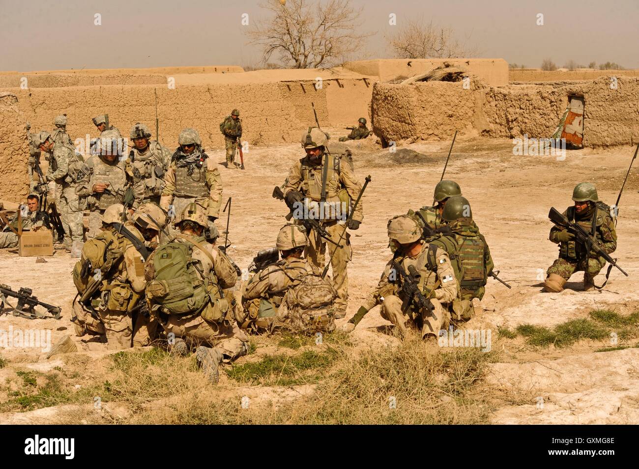 Nazionale Afghano DI SICUREZZA E STATI UNITI Forze di riposo durante una pattuglia smontato il supporto di operazione Moshtarak Febbraio 19, 2010 in Qulp Badula, provincia di Helmand, Afghanistan. Foto Stock