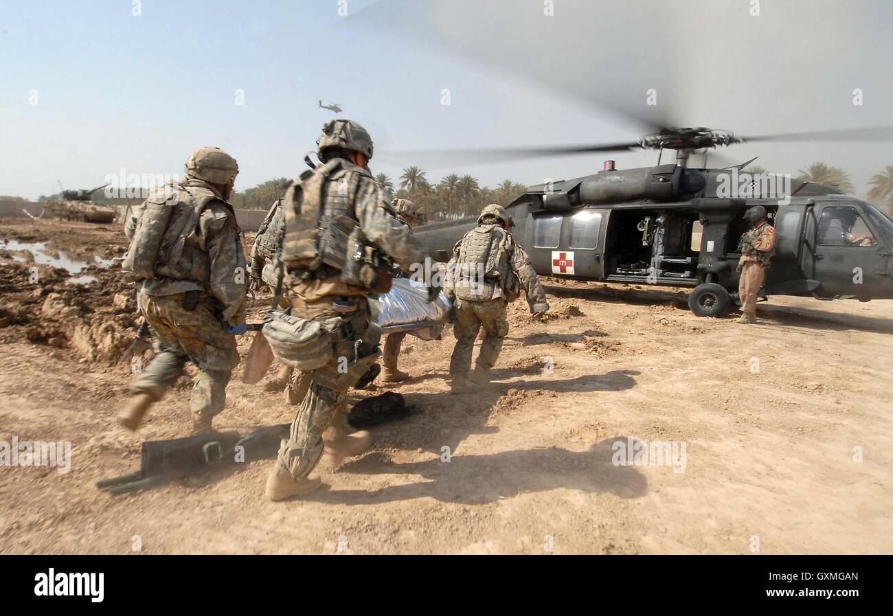 Stati Uniti I soldati dell esercito trasportare un trauma vittima di un elicottero mediale a seguito di una esplosione di insorti che ha causato il ferimento di numerosi civili durante la guerra in Iraq il 30 settembre 2007 a Tarmiyah, Iraq. Foto Stock
