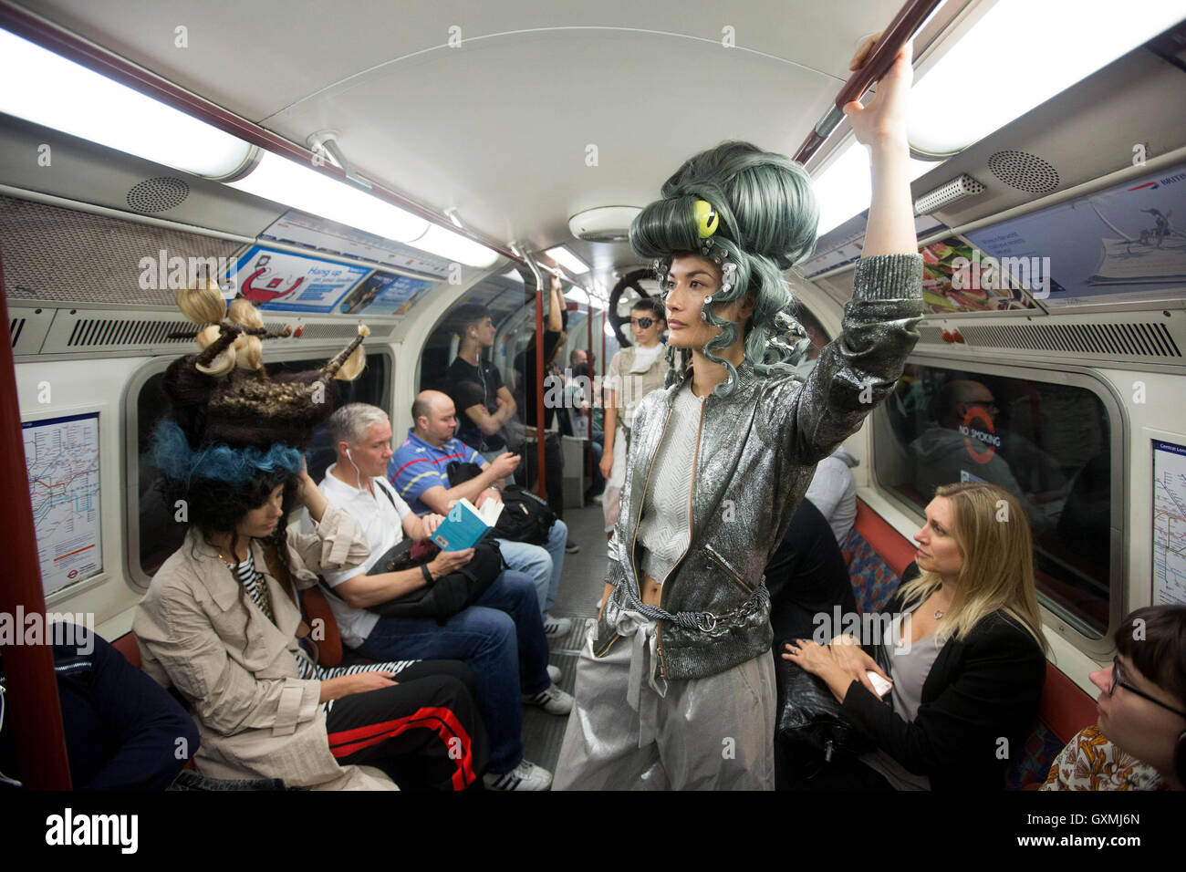 Solo uso editoriale tre modelli con ispirazione nautica acconciature di viaggiare sulla linea Bakerloo per la London Fashion Week SS17 per lo scoprimento della 'capitano della raccolta", creato da spirito marca Captain Morgan il giorno uno del London Fashion Week SS2017. Foto Stock