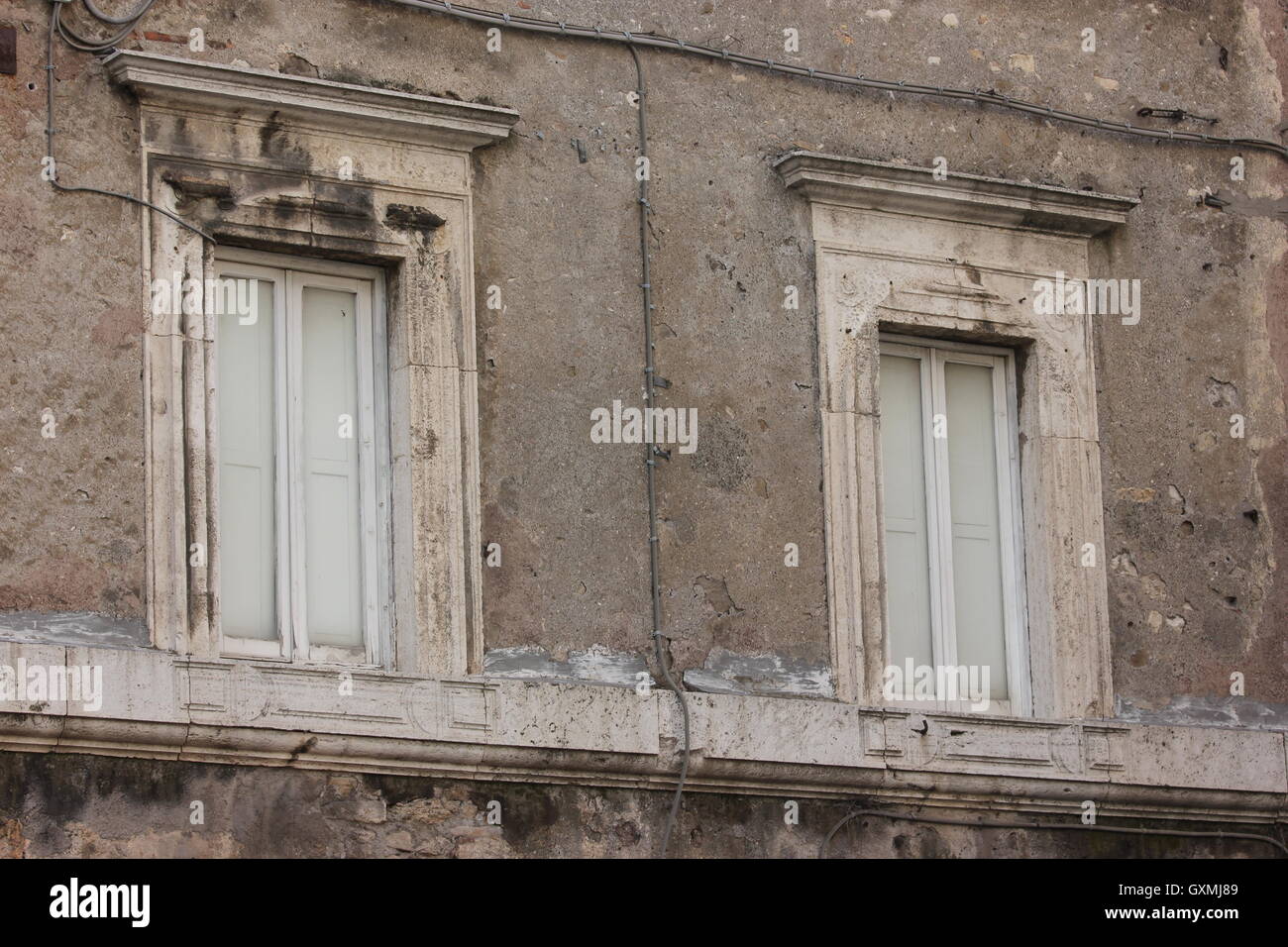 Un par vecchio degradato bianco belle finestre, Tivoli, Italia Foto Stock