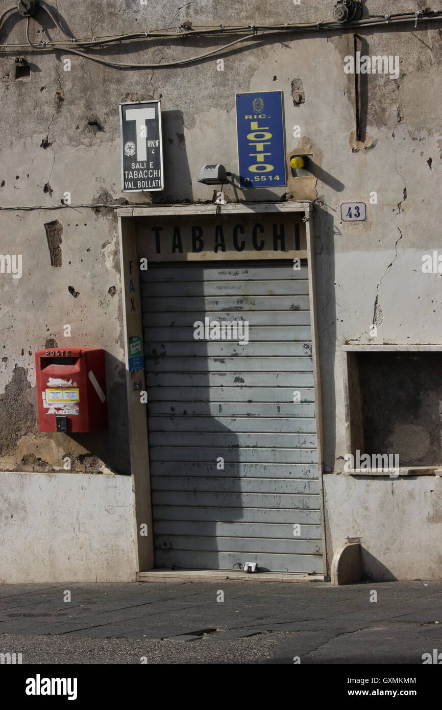 Un pittoresco chiuso tabacchi, off-licenza, tabaccheria, Tivoli, Italia, old town Foto Stock