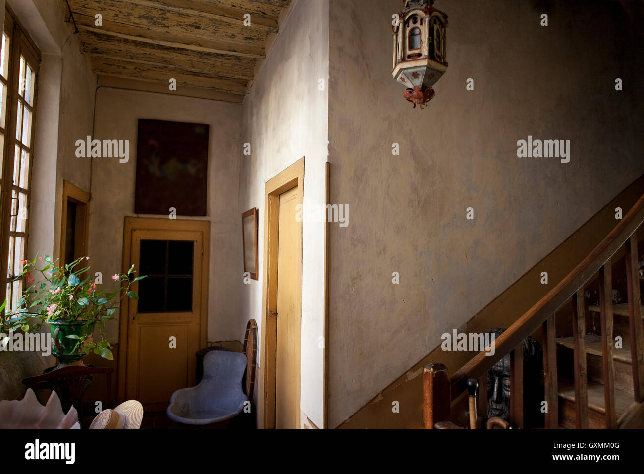 Oggetti insoliti e atmosfera all'interno di una vecchia casa francese Foto Stock