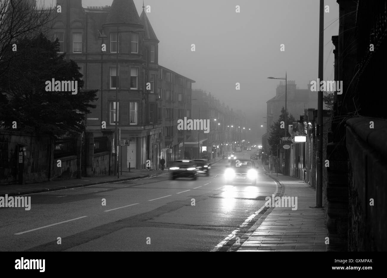 Visualizza in basso Morningside Road, Edimburgo in una nebbiosa inverno di sera Foto Stock