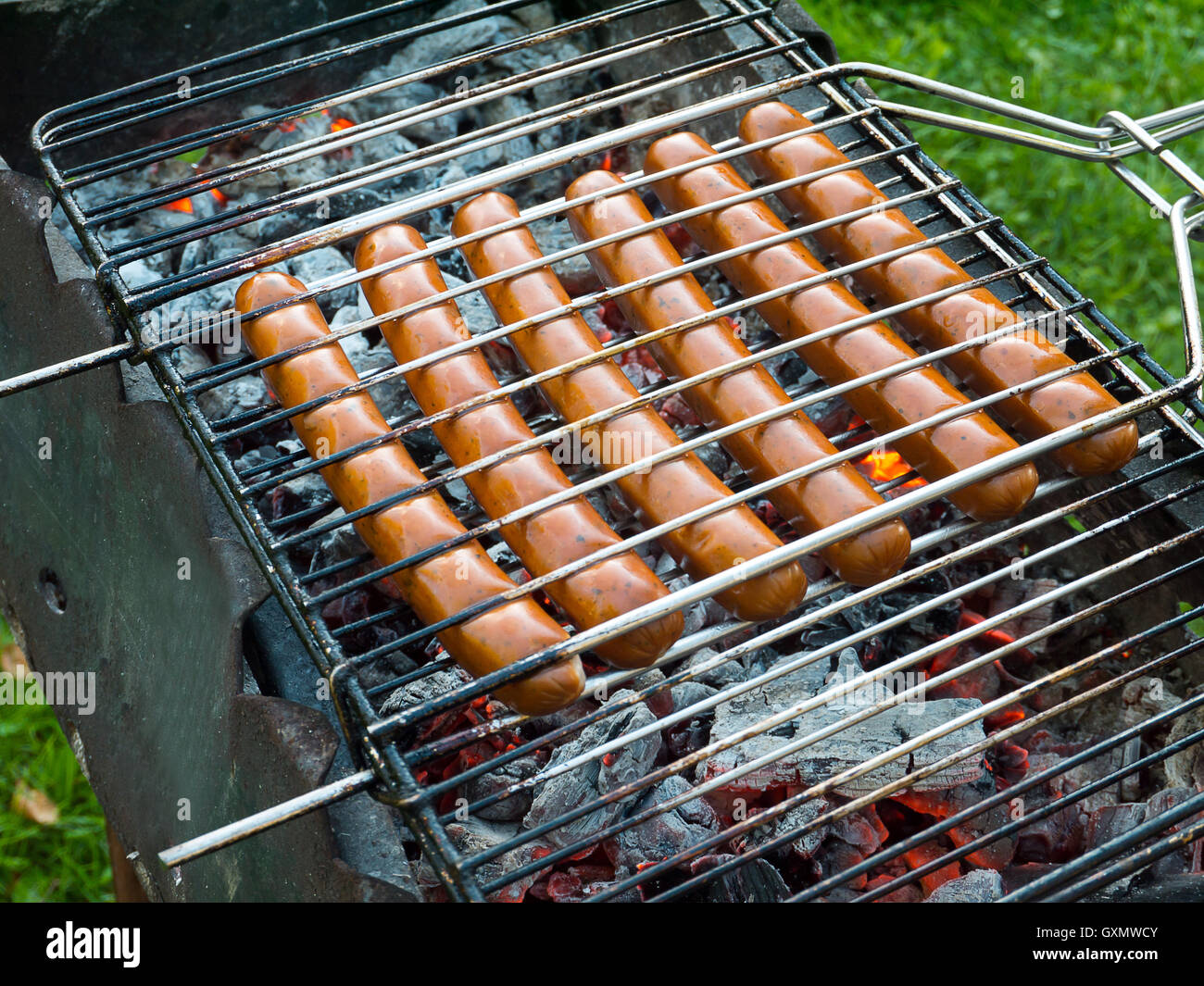 Barbecue salsicce alla griglia alla brace Foto Stock