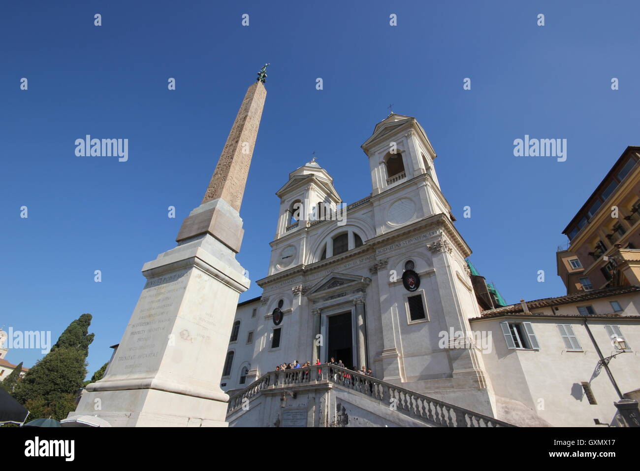 Una straordinaria visione grandangolare dell obelisco e la chiesa di Trinità dei Monti, con un cielo azzurro, turisti, Roma, Roma Foto Stock
