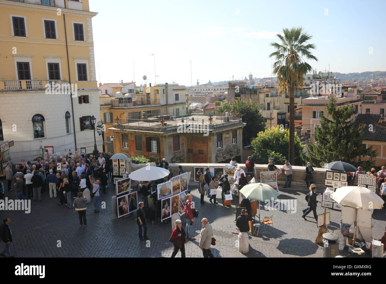 Una bella vista dalla chiesa di Trinità dei Monti dei pittori di bancarelle, Roma Italia, photoarkive Foto Stock