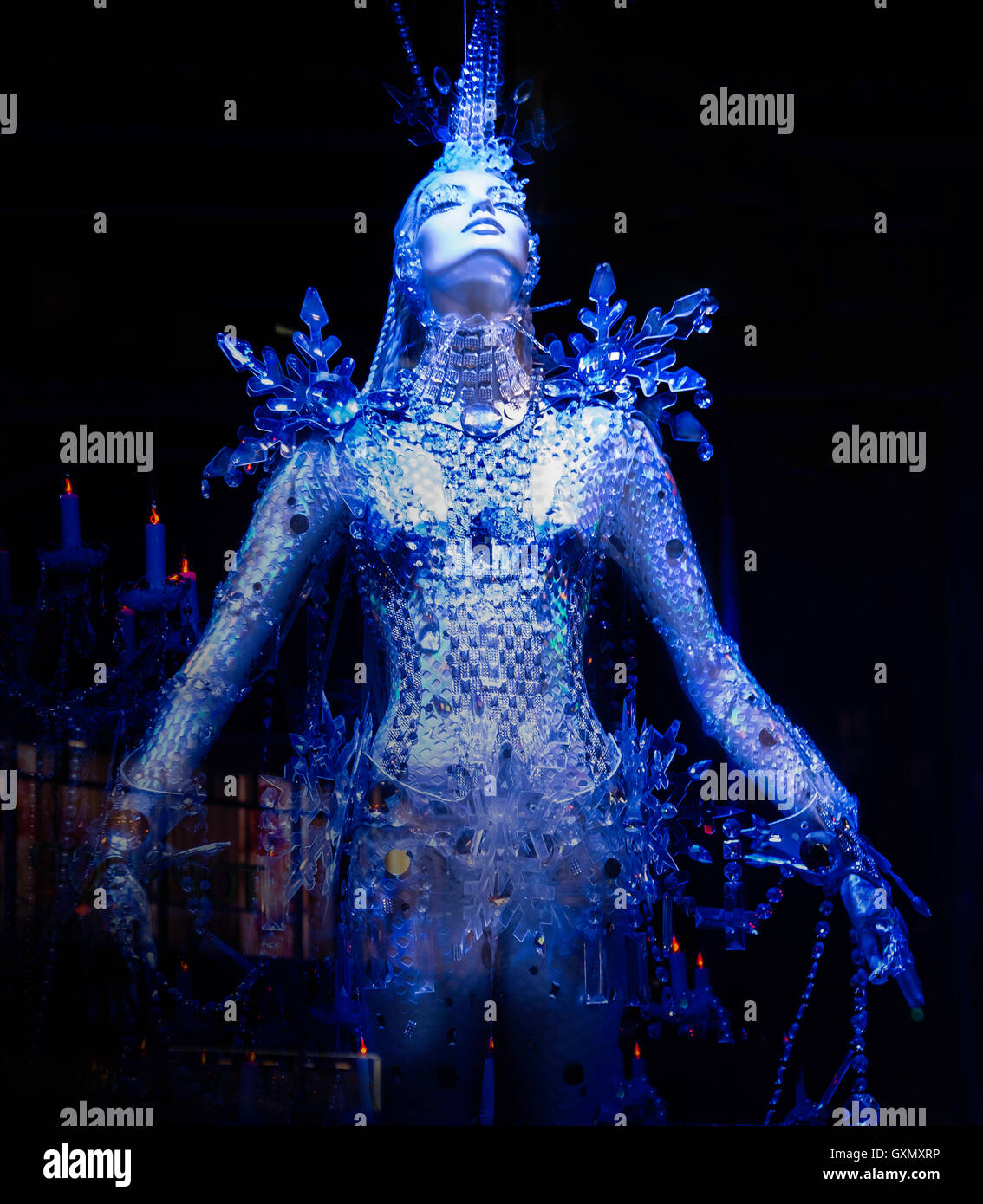 Una vetrina di un manichino in costume fantasy di natale a New York City. Foto Stock