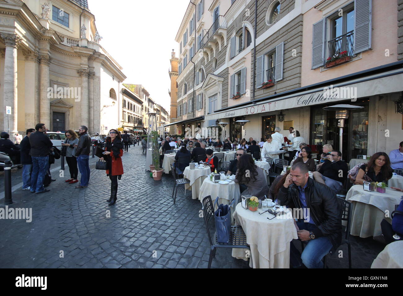 La gente seduta al di fuori di una caffetteria nella famosa Piazza del Popolo, Roma, Italia Foto Stock