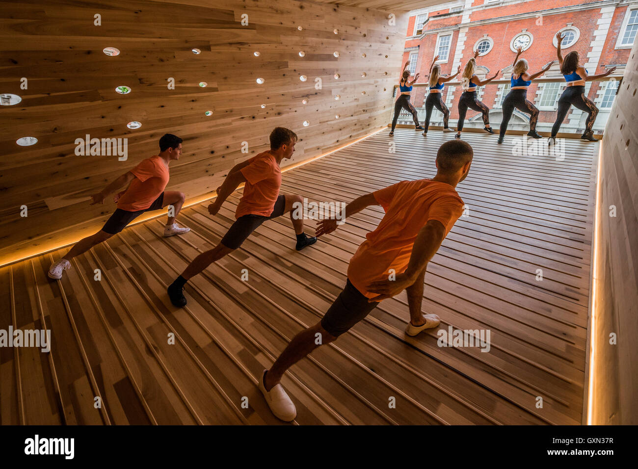 Londra, Regno Unito. 16 Settembre, 2016. Danzatori dal RMC Dance Company eseguire a teh apertura - il sorriso, un punto di riferimento progetto per il London Design Festival progettato dall architetto Alison Brooks e il tecnico è stato ARUP. Sarà in mostra al di fuori del Chelsea College of art dal 17 settembre - 12 Ottobre. La misura 34m di lunghezza, la forma curva è un 'Grassetto ed emozionante' esperimento in legno ingegneria e progettazione essendo realizzato da cross-legni lamellari (CLT) in tulipwood, è stato avviato dalla American Hardwood Export Council (AHEC). Credito: Guy Bell/Alamy Live News Foto Stock