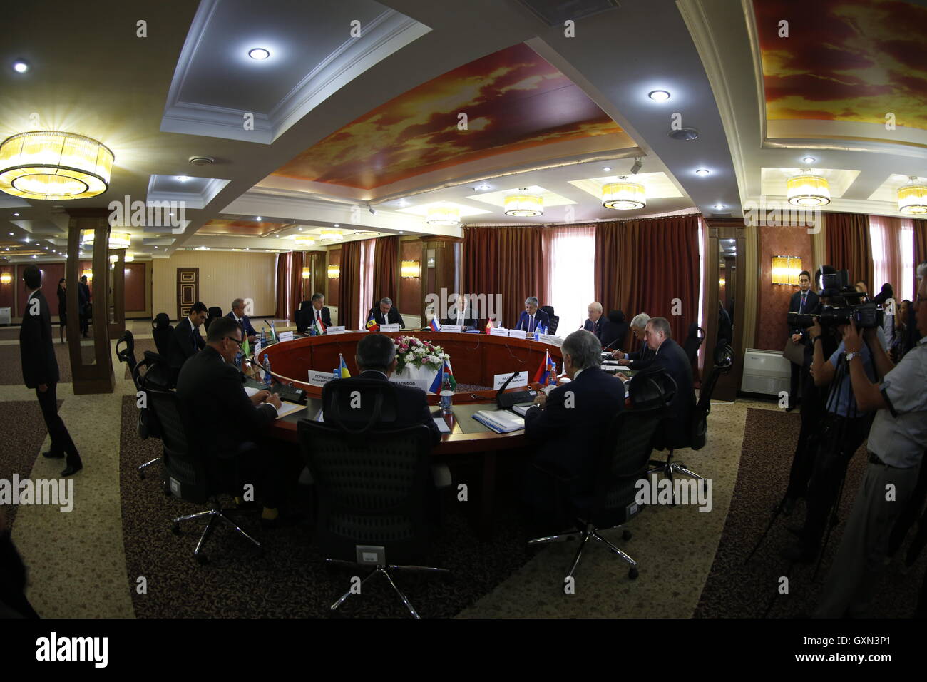 Bishkek, Kirghizistan. Xvi Sep, 2016. I Ministri degli esteri del Commonwealth degli Stati Indipendenti (CSI) gli Stati membri si incontrano a Bishkek, capitale del Kirghizistan, Sett. 16, 2016. La Comunità degli Stati Indipendenti (CSI) Consiglio dei Ministri esteri incontro si è tenuto nella capitale kirghiza Bishkek del venerdì in vista del Giubileo ci vertice. I Ministri degli Esteri della CSI gli Stati membri hanno discusso e confermato la stesura dei documenti del vertice per essere firmato dai leader del CIS. © Roman Gainanov/Xinhua/Alamy Live News Foto Stock