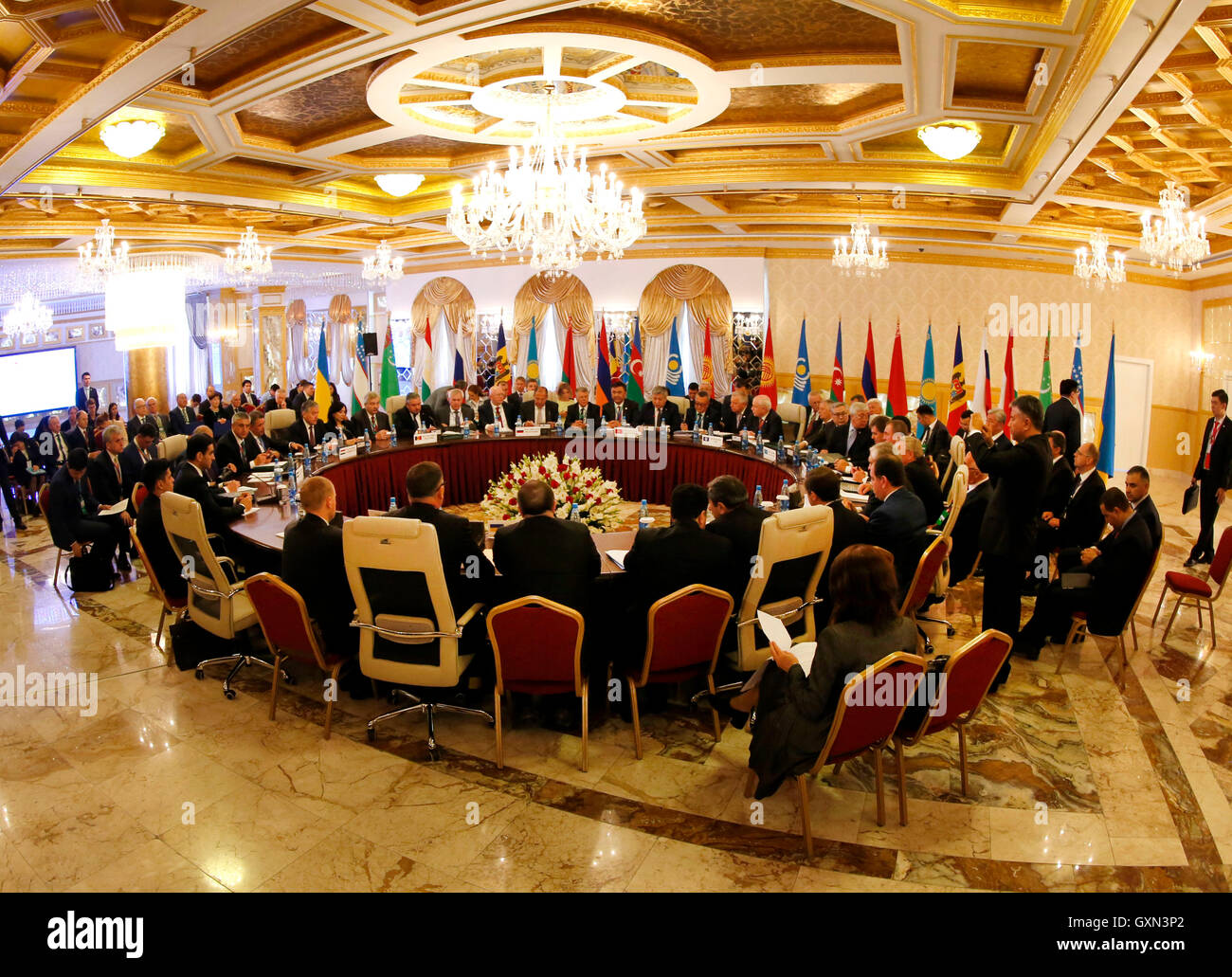 Bishkek, Kirghizistan. Xvi Sep, 2016. I Ministri degli esteri del Commonwealth degli Stati Indipendenti (CSI) gli Stati membri si incontrano a Bishkek, capitale del Kirghizistan, Sett. 16, 2016. La Comunità degli Stati Indipendenti (CSI) Consiglio dei Ministri esteri incontro si è tenuto nella capitale kirghiza Bishkek del venerdì in vista del Giubileo ci vertice. I Ministri degli Esteri della CSI gli Stati membri hanno discusso e confermato la stesura dei documenti del vertice per essere firmato dai leader del CIS. © Roman Gainanov/Xinhua/Alamy Live News Foto Stock