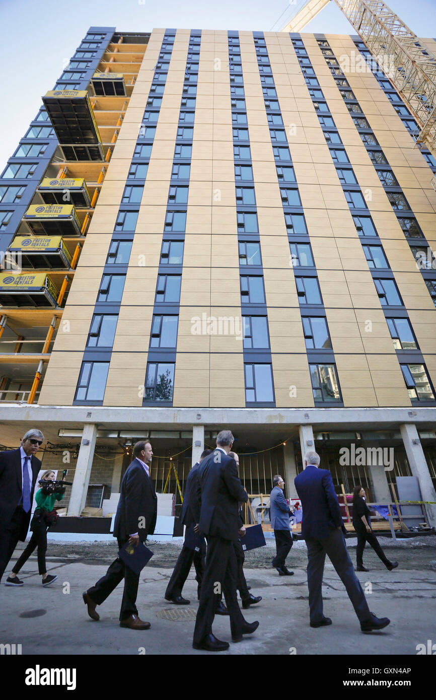 Vancouver. Xvi Sep, 2016. Gli ospiti guardano la costruzione in legno presso la University of British Columbia (UBC) campus in Vancouver, Canada, Sett. 15, 2016. La UBC ha celebrato il completamento di un record di 53 metri di un alto edificio a torre con prevalenza di materiale legnoso. Il 18 piani e dispone di un calcestruzzo podio, e il resto sono costruite su strutture in legno. L'edificio servirà come un dormitorio per 400 studenti. Credito: Xinhua Liang Sen/Alamy Live News Foto Stock