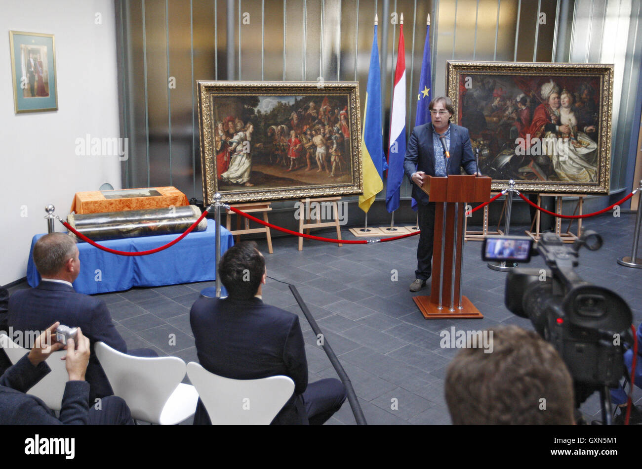 Kiev, Ucraina. Xvi Sep, 2016. Olandese Museo Westfries direttore AD GEERDING parla nei pressi dei dipinti durante una cerimonia di consegna in cui cinque dipinti rubati sono tornati a casa, all'Ambasciata olandese a Kiev in Ucraina, il 16 settembre, 2016. I dipinti rubati dal Museo Westfries nei Paesi Bassi sono i seguenti: ''Un matrimonio contadino'' da Hendrick Boogaert, ''cucina scena'' di Floris van Schooten, ''Ritorno di Jephta'' e ''Lady mondo'' da Jacob Waben. Un quinto della pittura, Isaak Ouwater's 1784 pezzo intitolato "Nieuwstraat in Hoorn'', per un valore di circa 30.000 euro ($33,400), è stato restituito Foto Stock