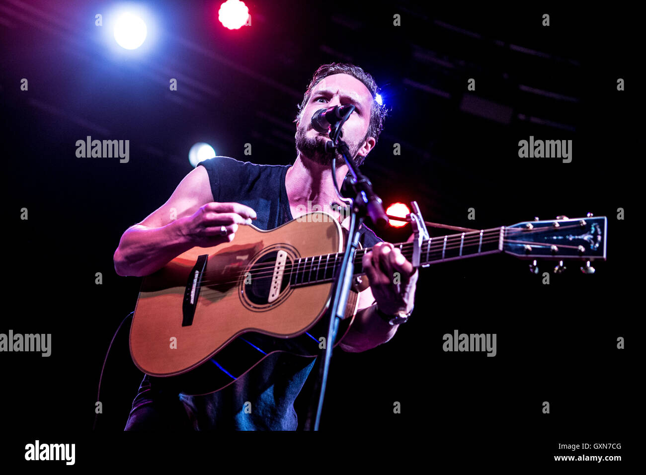 Milano, Italia. 16 Settembre, 2016. Il più alto l'uomo sulla terra si esibisce dal vivo a Fabrique in Milano, Italia, 16 settembre 2016 Credit: Mairo Cinquetti/Alamy Live News Foto Stock