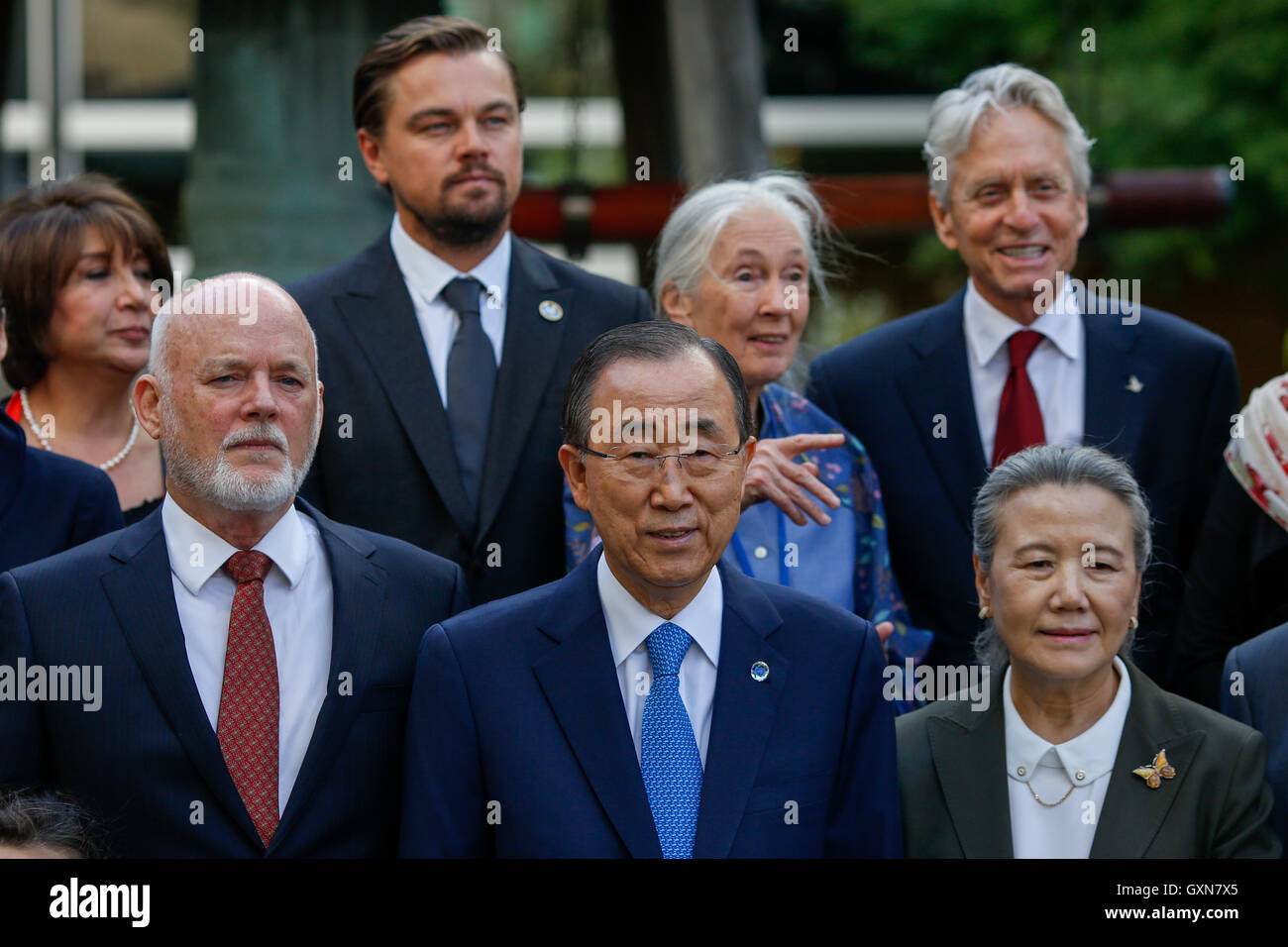 Organizzazione delle Nazioni Unite, la sede delle Nazioni Unite a New York. Xvi Sep, 2016. Peter Thomson, presidente della 71a sessione dell Assemblea Generale delle Nazioni Unite, il Segretario Generale delle Nazioni Unite Ban Ki-moon e sua moglie presto Yoo-taek (L a R, 1. fila), ONU messaggeri di pace Leonardo DiCaprio(seconda a sinistra, seconda fila), Jane Goodall(seconda a destra della seconda fila), Michael Douglas(prima a destra, seconda riga) posano per una foto durante una cerimonia per la Giornata Internazionale della Pace che cade il 7 settembre 21, presso la sede delle Nazioni Unite a New York, Sett. 16, 2016. © Li Muzi/Xinhua/Alamy Live News Foto Stock