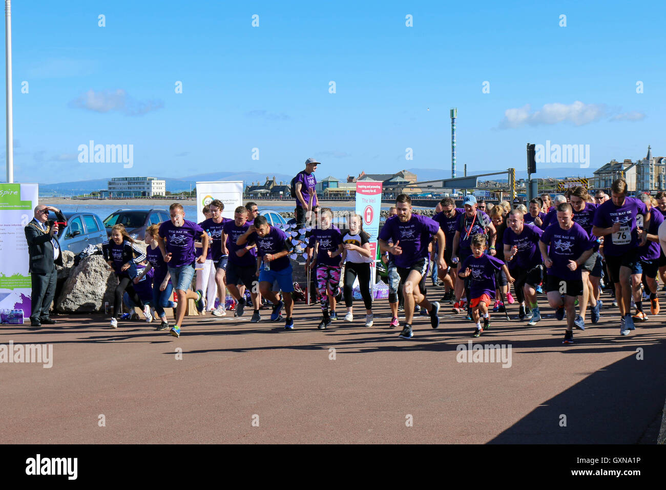 Morecambe, Lancashire, Regno Unito. Xvii Sep, 2016. Corre iniziare sulla baia di Morecambe 5K il recupero eseguito lungo la passeggiata di Morecambe, l'evento viene in aiuto di ispirare un fornitore locale di farmaco e servizi di alcolici per east Lancashire che spera di aiutare le persone a fare cambiamenti positivi nella loro vita Credito: David Billinge/Alamy Live News Foto Stock