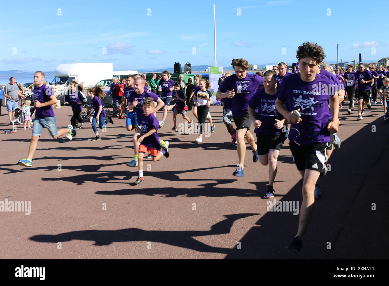 Morecambe, Lancashire, Regno Unito. Xvii Sep, 2016. Corre iniziare sulla baia di Morecambe 5K il recupero eseguito lungo la passeggiata di Morecambe, l'evento viene in aiuto di ispirare un fornitore locale di farmaco e servizi di alcolici per east Lancashire che spera di aiutare le persone a fare cambiamenti positivi nella loro vita Credito: David Billinge/Alamy Live News Foto Stock