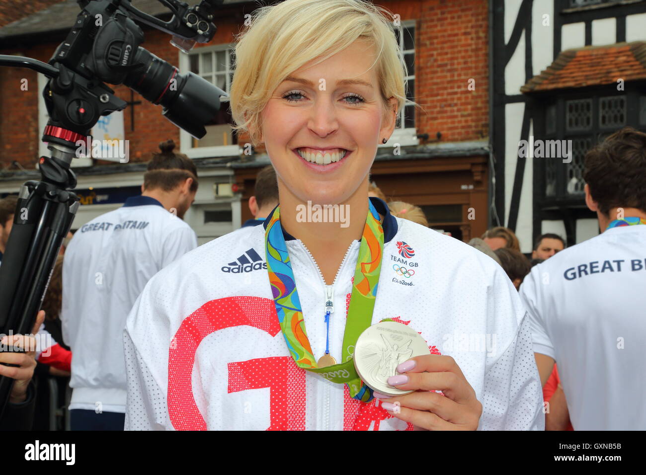 Henley-on-Thames, Regno Unito. Il 17 settembre 2016. Olimpico di canottaggio medalists, Henley-on-Thames. Il atleti olimpionici mescolati con la folla, che hanno permesso di toccare le medaglie! Credito: Uwe Deffner/Alamy Live News Foto Stock