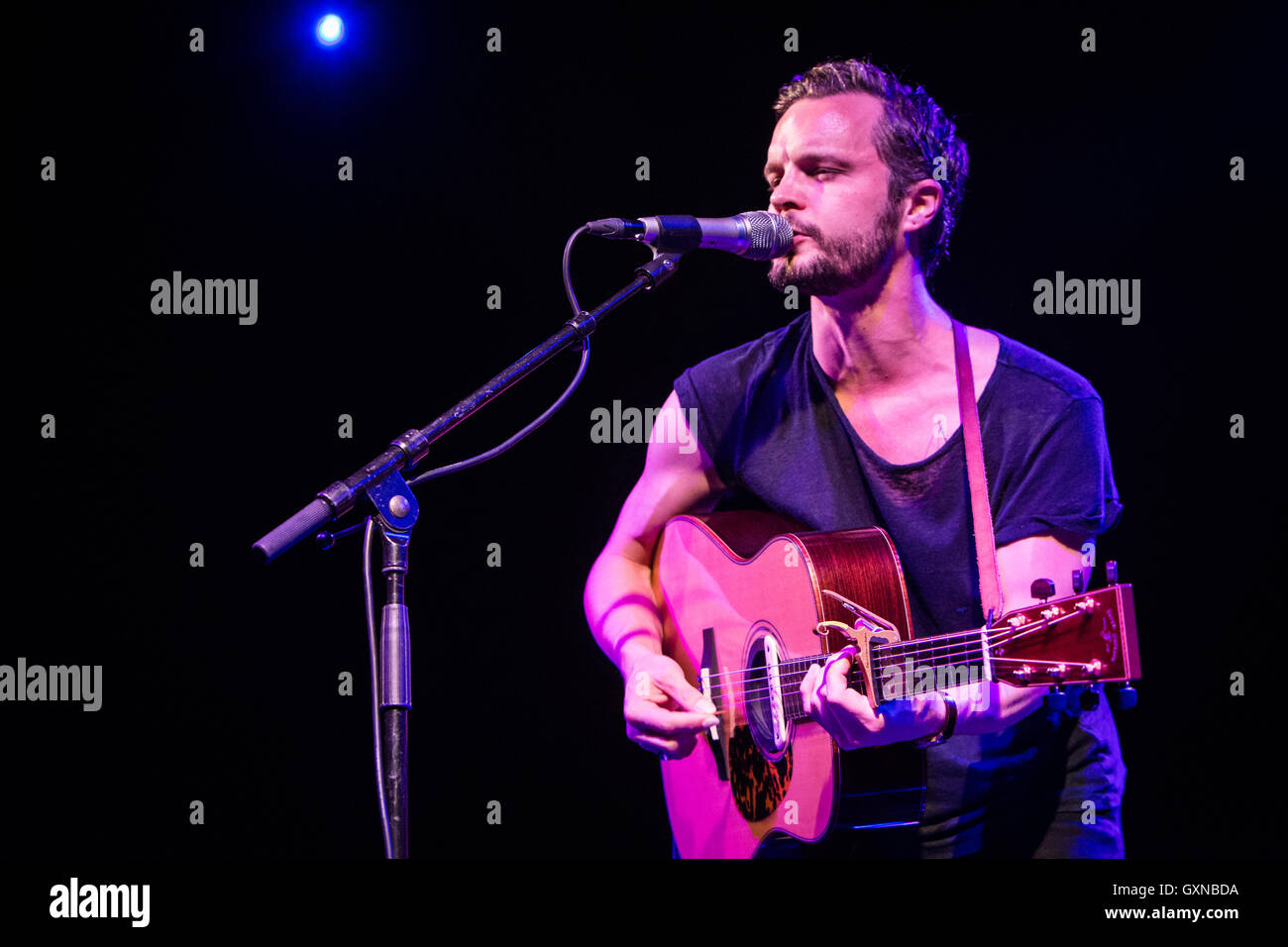 Milano Italia. Il 16 settembre 2016. La Svezia il cantante-cantautore Kristian Matsson noto sul palco come il più alto uomo sulla terra si esibisce dal vivo a Fabrique durante il Linecheck MusicFestival Credito: Rodolfo Sassano/Alamy Live News Foto Stock