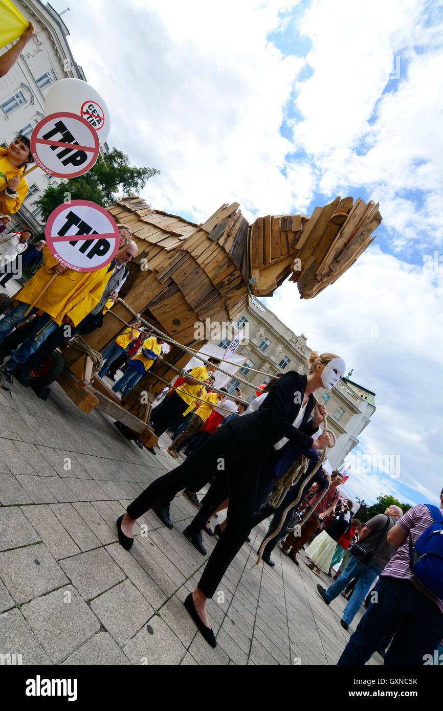 Vienna, Austria. Il 17 settembre 2016. Dimostrazione di massa contro il progetto di accordi commerciali con il Canada e gli Stati Uniti, CETA(completo accordo economico e commerciale ) e TTIP(gli scambi e gli investimenti transatlantici Partnership) a Vienna. Un alleanza di sindacati e di organizzazioni non governative e le iniziative sono state in cinque austriaci e sette città tedesche sulla strada. Credito: Franz Perc/Alamy Live News Foto Stock