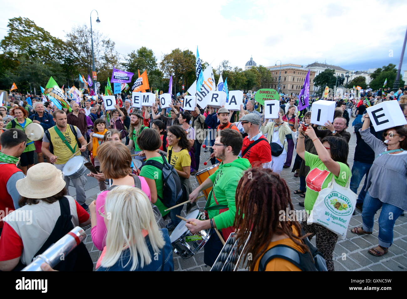 Vienna, Austria. Il 17 settembre 2016. Dimostrazione di massa contro il progetto di accordi commerciali con il Canada e gli Stati Uniti, CETA(completo accordo economico e commerciale ) e TTIP(gli scambi e gli investimenti transatlantici Partnership) a Vienna. Un alleanza di sindacati e di organizzazioni non governative e le iniziative sono state in cinque austriaci e sette città tedesche sulla strada. Credito: Franz Perc/Alamy Live News Foto Stock