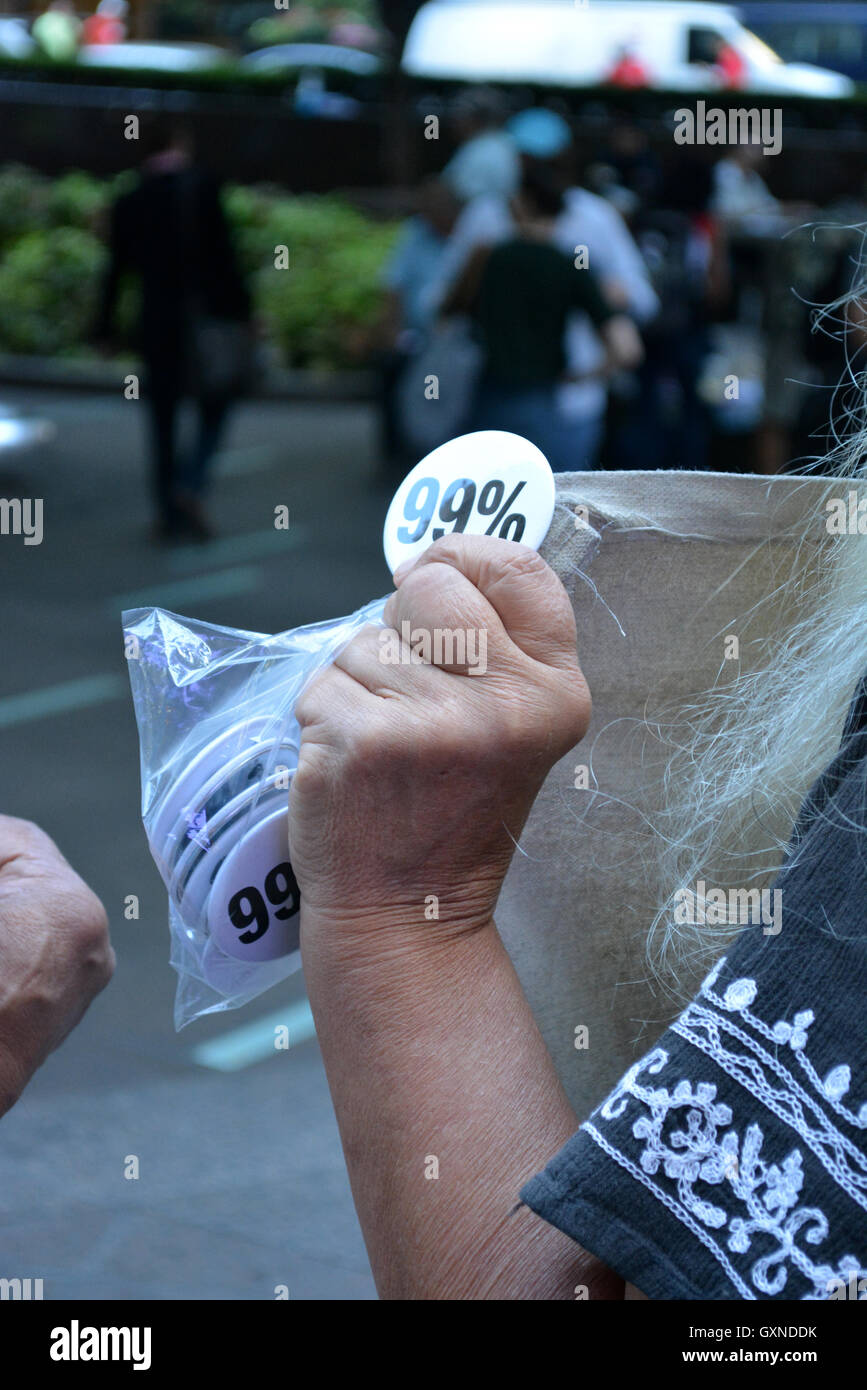 New York, Stati Uniti d'America. 16 Settembre, 2016. Raduno di persone in Zuccotti Park in Manhattan inferiore per aiutare a segnare il quinto anniversario di occupare Wall Street il movimento. Credito: Christopher Penler/Alamy Live News Foto Stock