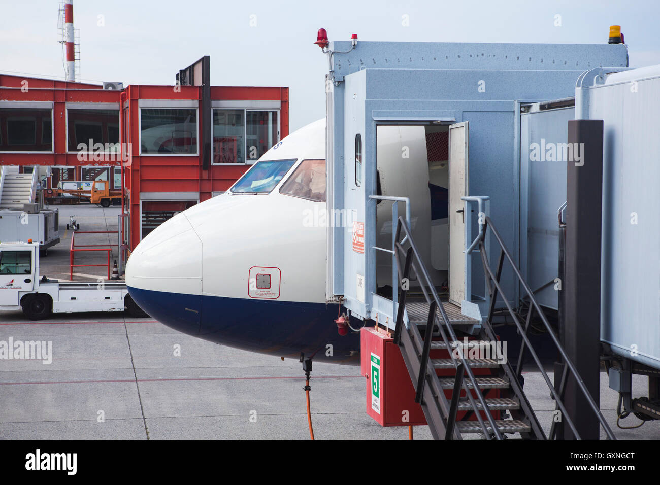Un aeromobile ogiva e pozzetto prendendo fuori dall'entrata le scale presso un aeroporto. Foto Stock