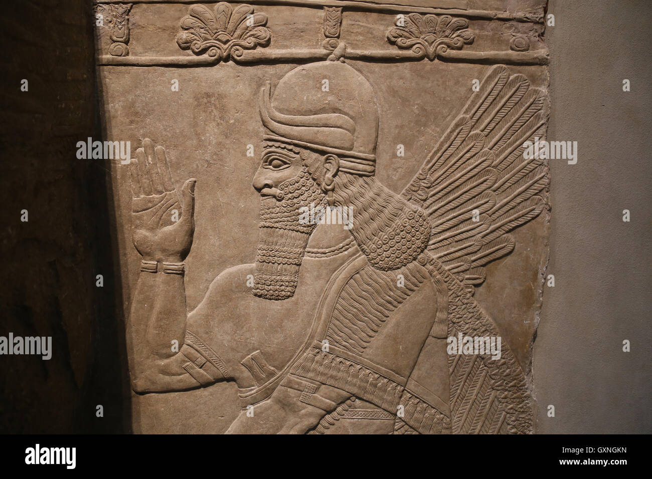 Rilievo con avvolto genius. Ix secolo A.C. Neo-Assyrian. Regno di Ashurnasirpal. Nimrud (antica Kalhu). Mesopotamia settentrionale. Foto Stock