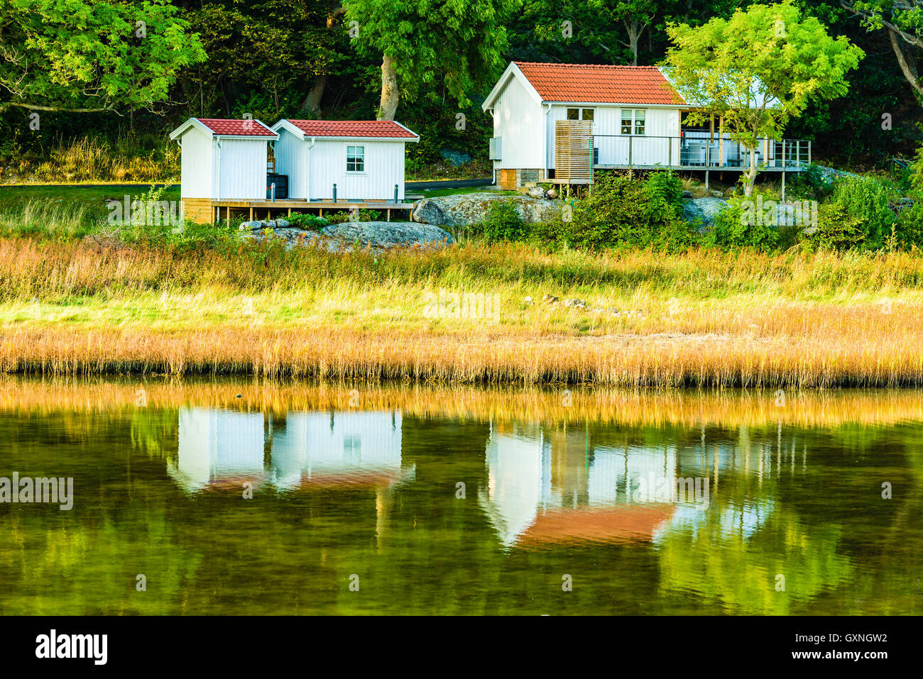 Marstrand, Svezia - 8 Settembre 2016: ambientale documentario di piccola vacanza costiera cabina in inizio di caduta. Windless acqua w Foto Stock