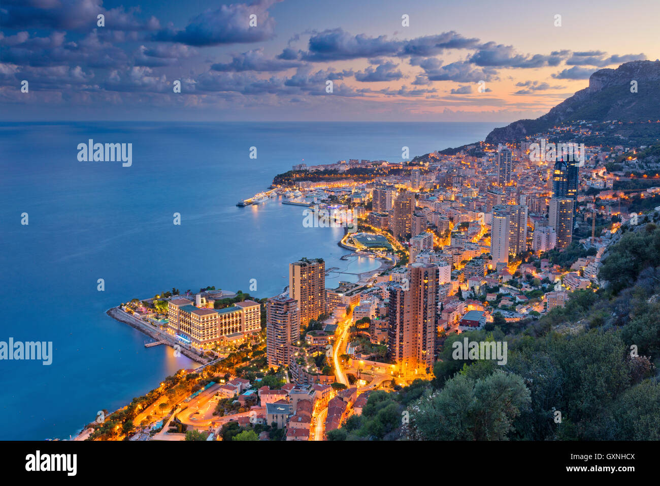 Il Principato di Monaco. Immagine del Monte Carlo, Monaco durante il periodo estivo il tramonto. Foto Stock