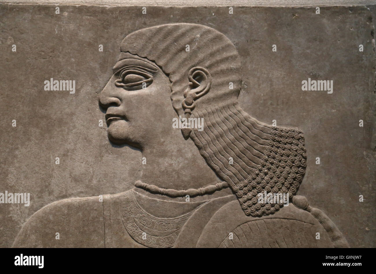Rilievo dell'uomo. Ix secolo A.C. Neo-Assyrian. Nimrud (antica Kalhu). Mesopotamia settentrionale. Alabastro. Foto Stock